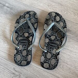 Havaianas Women's Snake Print Sandals - Black and Gray